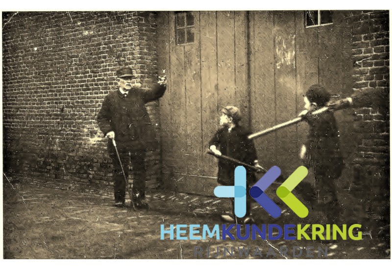 Fotograaf David Northeimer Willem d`Harvant berispt Wim en Herman Gertsen van het niet goed schoon maken van de straat. Koningstraat nu Hoofdstraat te Tolkamer